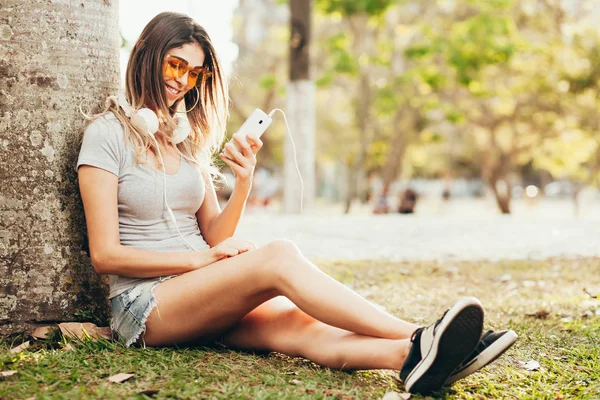 Giovane Donna Nel Parco Che Ascolta Musica Con Cuffie Una — Foto Stock