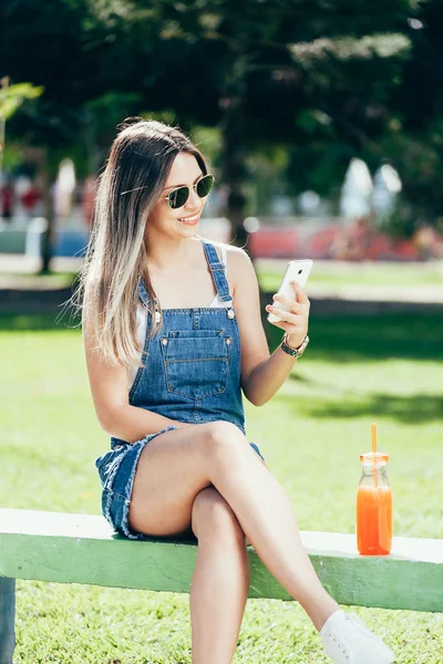 Mujer Sonriente Usando Teléfono Móvil Parque Día Soleado —  Fotos de Stock