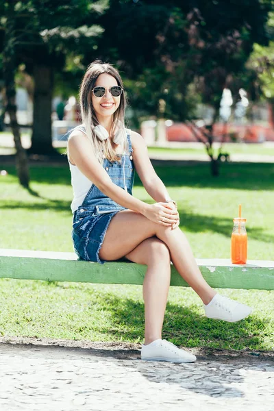 Retrato Uma Bela Jovem Bebendo Suco Dia Ensolarado Parque — Fotografia de Stock