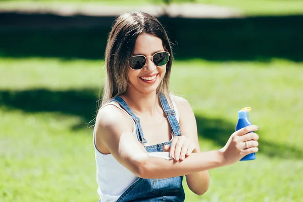 Young Woman Sunscreen Sunglasses Beautiful Summer Day — Stock Photo, Image