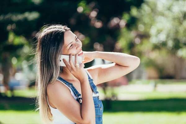 Donna Sorridente Utilizzando Telefono Cellulare Nel Parco Una Giornata Sole — Foto Stock