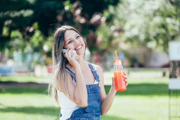 Mujer Sonriente Usando Teléfono Móvil Parque Día Soleado —  Fotos de Stock