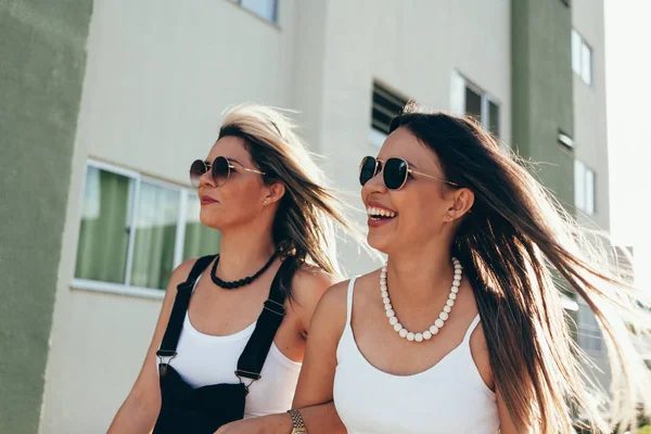 Duas Amigas Andando Rua Divertindo — Fotografia de Stock