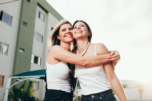 Encontro Feliz Dois Amigos Abraçando Rua — Fotografia de Stock