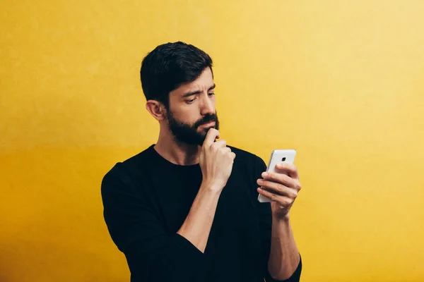 Homem Barbudo Chocado Usando Telefone Celular Sobre Fundo Amarelo — Fotografia de Stock