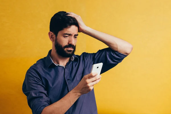Шокированный Бородатый Мужчина Мобильным Телефоном Жёлтом Фоне — стоковое фото