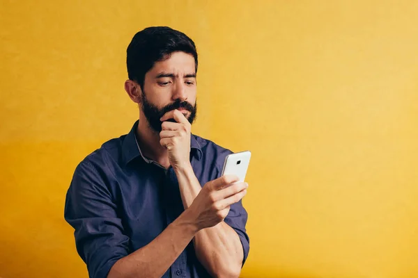 Homem Barbudo Chocado Usando Telefone Celular Sobre Fundo Amarelo — Fotografia de Stock