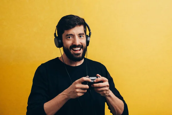 Junger Mann Spielt Videospiel Auf Gelbem Hintergrund — Stockfoto