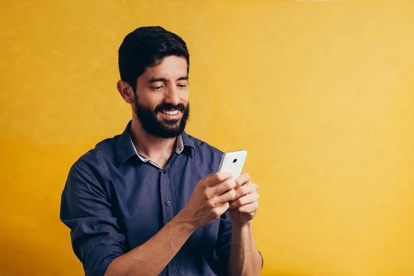 Портрет Молодого Человека Помощью Мобильного Телефона Желтом Фоне — стоковое фото