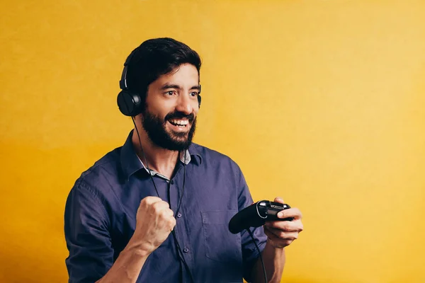 Joven Jugando Videojuego Sobre Fondo Amarillo — Foto de Stock