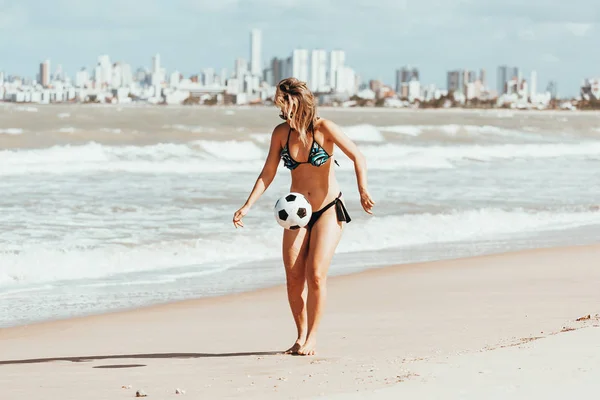 Ung Kvinna Spelar Fotboll Stranden — Stockfoto