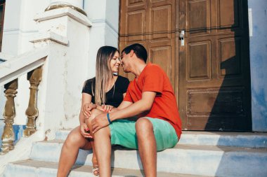 Sokakta kucaklayan romantik genç bir çift. Aşk, ilişki ve kavram dating.