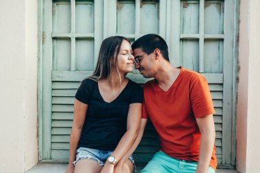 Sokakta kucaklayan romantik genç bir çift. Aşk, ilişki ve kavram dating.