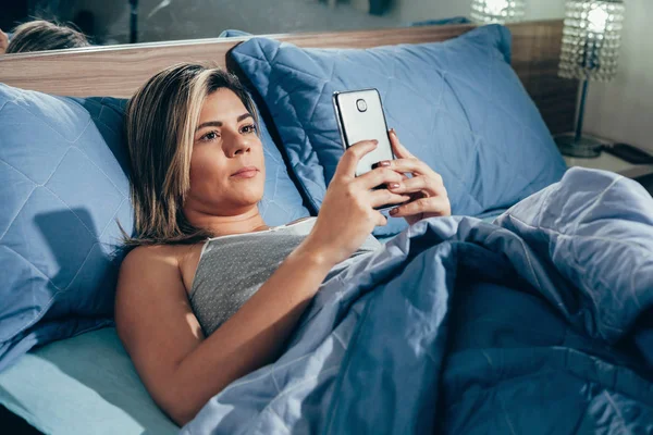 Wanita Menggunakan Ponsel Pintar Tempat Tidur Sebelum Dia Tidur Malam — Stok Foto