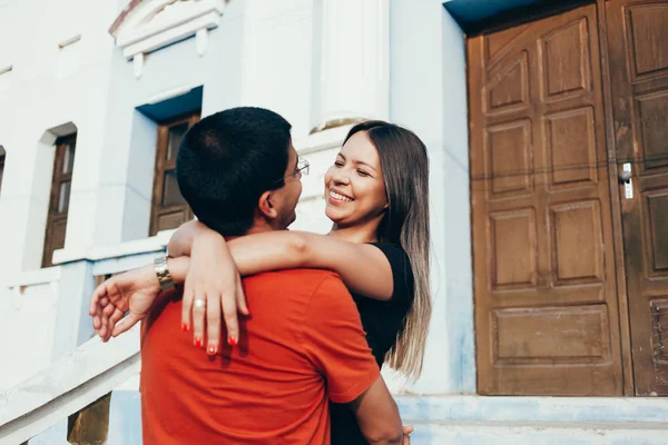 Casal Jovem Romântico Abraçando Rua Amor Relacionamento Namoro Conceito — Fotografia de Stock