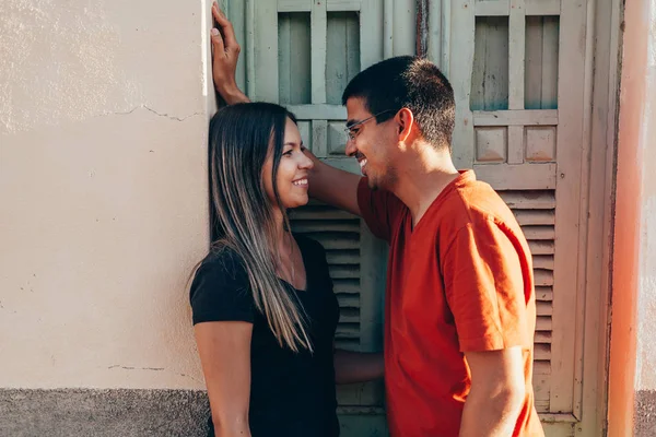 Casal Jovem Romântico Abraçando Rua Amor Relacionamento Namoro Conceito — Fotografia de Stock