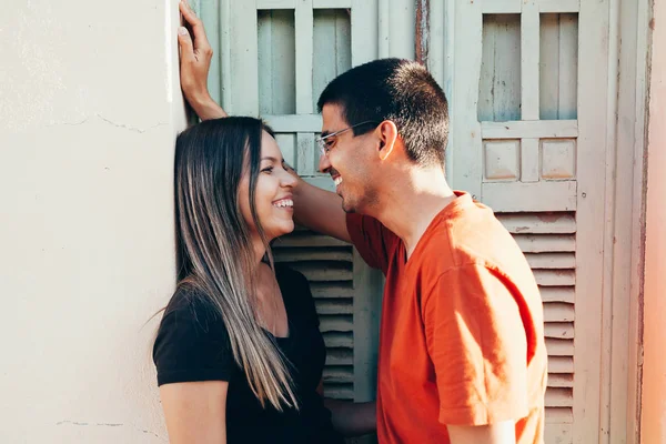 Casal Jovem Romântico Abraçando Rua Amor Relacionamento Namoro Conceito — Fotografia de Stock