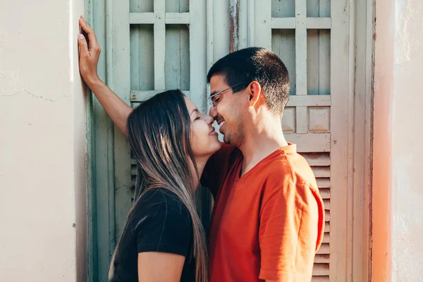 Romantische Jong Koppel Omarmen Straat Liefde Relatie Dating Concept — Stockfoto