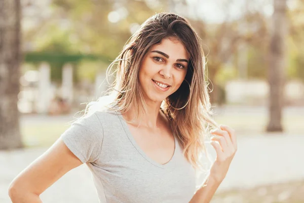 Portret Van Mooie Jonge Vrouw Buitenshuis Een Zonnige Dag — Stockfoto