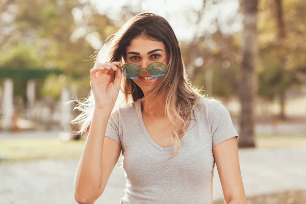 Retrato Una Hermosa Joven Aire Libre Día Soleado —  Fotos de Stock