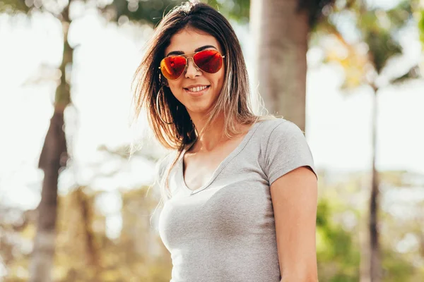 Portret Van Mooie Jonge Vrouw Buitenshuis Een Zonnige Dag — Stockfoto