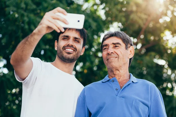 Apja Felnőtt Fia Szabadtéri Selfie Portréja — Stock Fotó