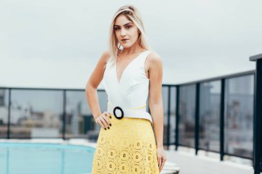 Keyfi. Bir yüzme havuzu rahatlatıcı sarışın saçlı güzel kadın. Yaz açık portre.