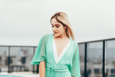 Keyfi. Bir yüzme havuzu rahatlatıcı sarışın saçlı güzel kadın. Yaz açık portre.