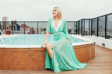 Keyfi. Bir yüzme havuzu rahatlatıcı sarışın saçlı güzel kadın. Yaz açık portre.