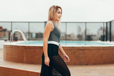 Keyfi. Bir yüzme havuzu rahatlatıcı sarışın saçlı güzel kadın. Yaz açık portre.