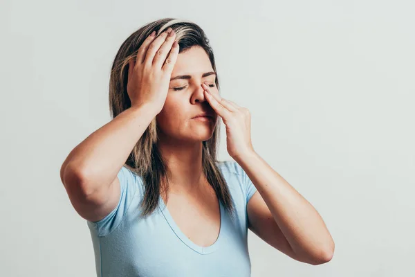 Dolor Sinusal Presión Sinusal Sinusitis Mujer Triste Sosteniendo Nariz Cabeza —  Fotos de Stock