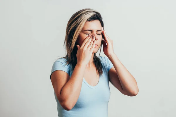 Sinusschmerzen Sinusdruck Sinusitis Traurige Frau Hält Nase Und Kopf Wegen — Stockfoto