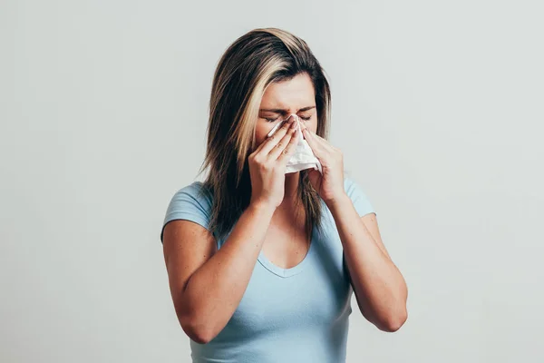 Mulher Assoar Nariz Guardanapo Sobre Fundo Branco Conceito Doença Respiratória — Fotografia de Stock