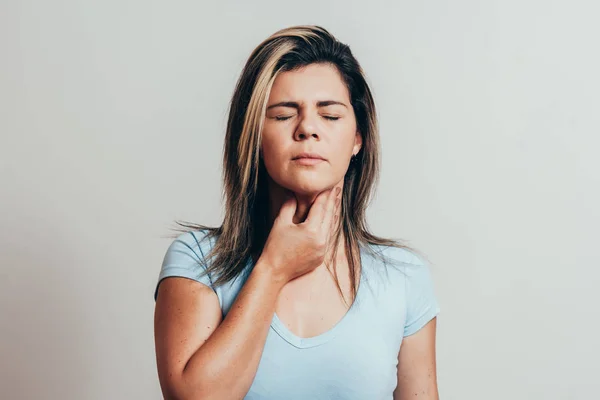 Wanita Yang Menderita Sakit Tenggorokan Karena Latar Belakang Putih — Stok Foto