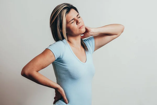 Junge Frau Mit Nackenschmerzen Vor Weißem Hintergrund — Stockfoto
