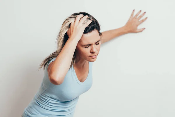 Mujer Que Sufre Mareos Con Dificultad Pie Mientras Apoya Pared — Foto de Stock