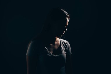 Üzgün kadın karanlık odada. Depresyon ve anksiyete bozukluğu kavramı