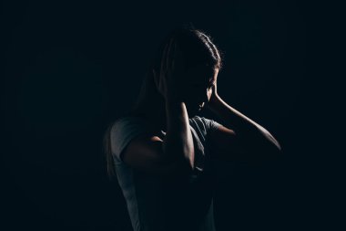 Üzgün kadın karanlık odada. Depresyon ve anksiyete bozukluğu kavramı