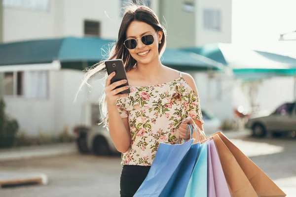 Nakupující Žena Ruku Nakupovat Chytrý Telefon Nošení Tašky — Stock fotografie