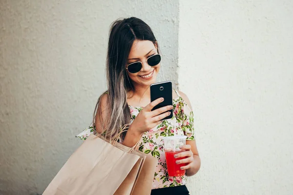 Compras Mano Mujer Shopper Con Teléfono Inteligente Bolsas Transporte —  Fotos de Stock