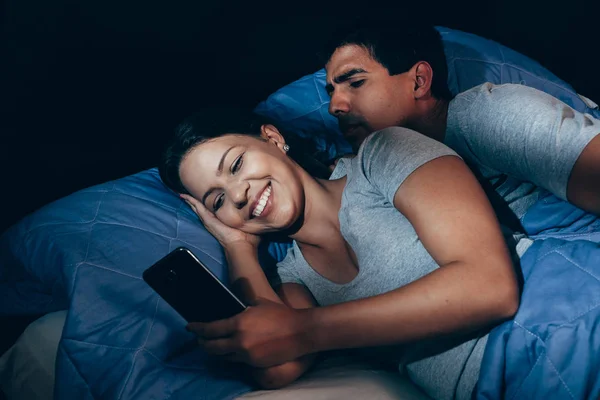 Suami Cemburu Menonton Ponsel Istrinya Tempat Tidur Rumah — Stok Foto