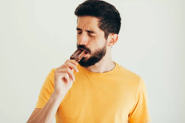 Hombre Tiene Dientes Sensibles Con Hielo Sobre Fondo Blanco — Foto de Stock