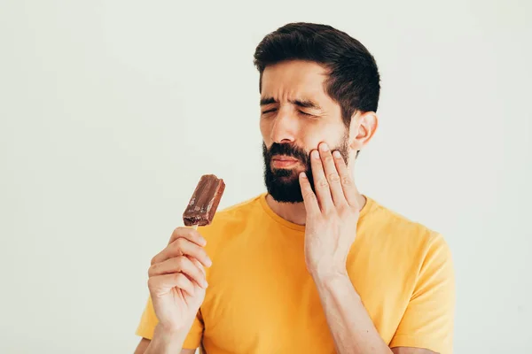 Homem Tem Dentes Sensíveis Com Gelo Fundo Branco — Fotografia de Stock