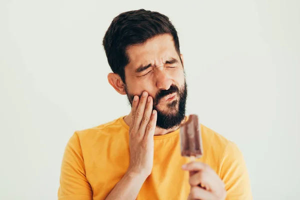 Hombre Tiene Dientes Sensibles Con Hielo Sobre Fondo Blanco — Foto de Stock