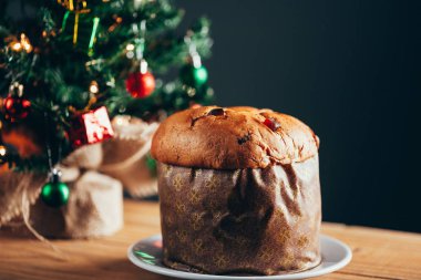 Noel kek panettone ve yılbaşı süsleri.