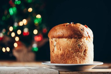 Noel kek panettone ve yılbaşı süsleri.