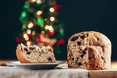 Noel kek panettone ve yılbaşı süsleri.