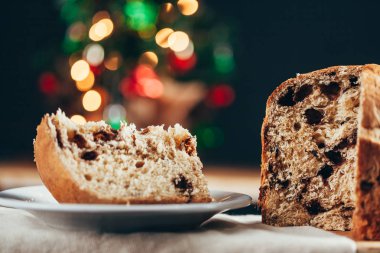 Noel kek panettone ve yılbaşı süsleri.