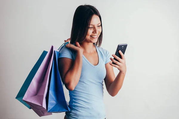 Mulher Uso Telefone Celular Segurando Saco Compras — Fotografia de Stock