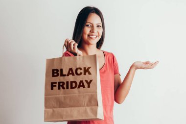 Black Friday kağıt torba ile casual kadın portresi